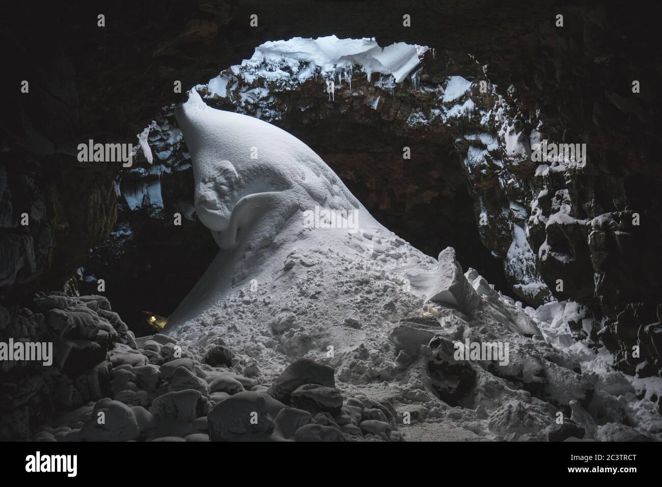 Sculptures sur glace étonnantes dans le tunnel de lave de Raufarholshellir, Islande du Sud Banque D'Images