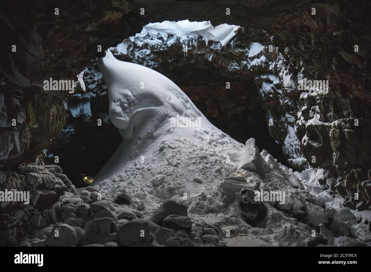 Sculptures sur glace étonnantes dans le tunnel de lave de Raufarholshellir, Islande du Sud Banque D'Images