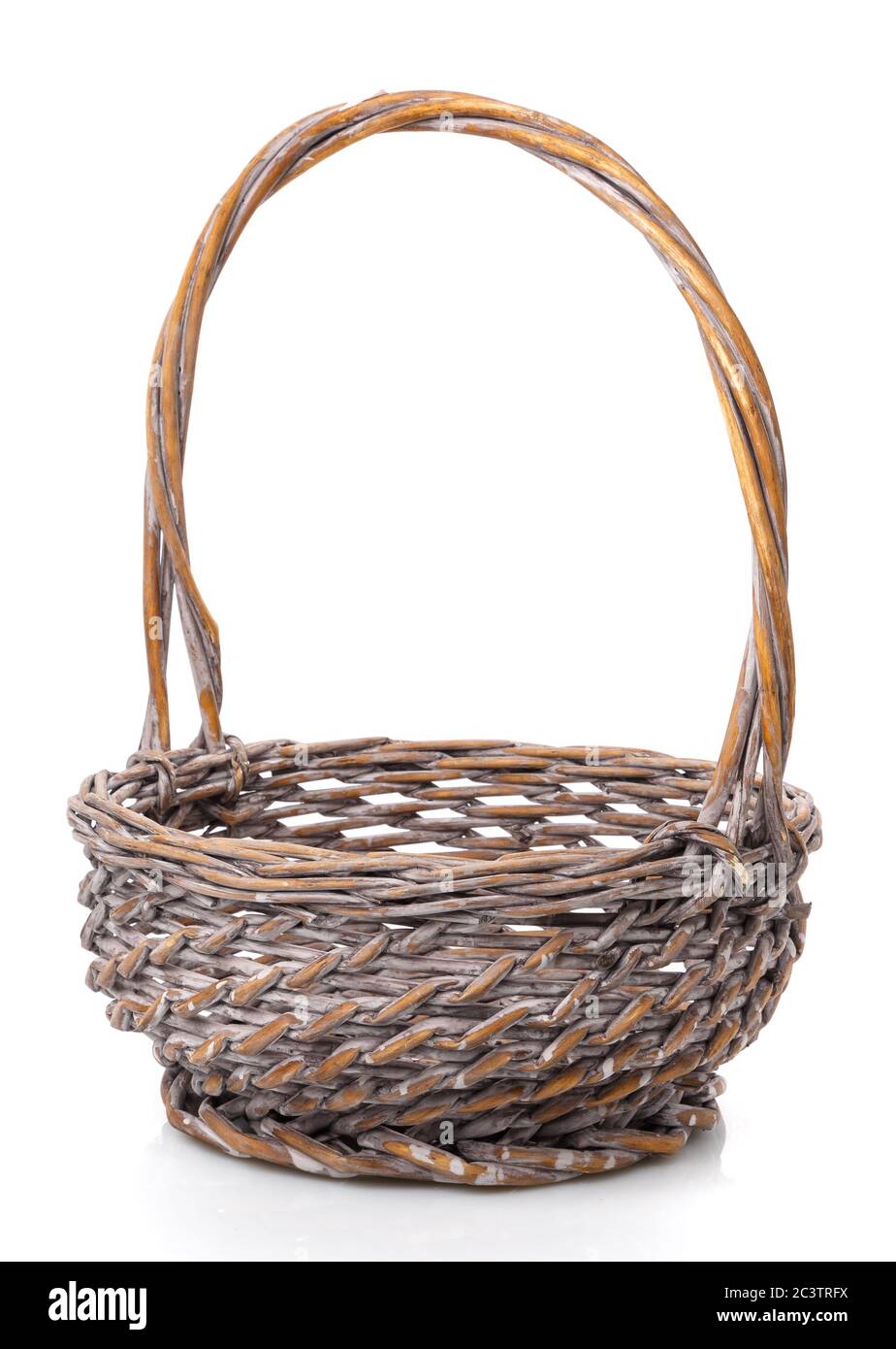 Panier rond en osier brun foncé avec poignée haute. Isolé. Fait à la main. Banque D'Images