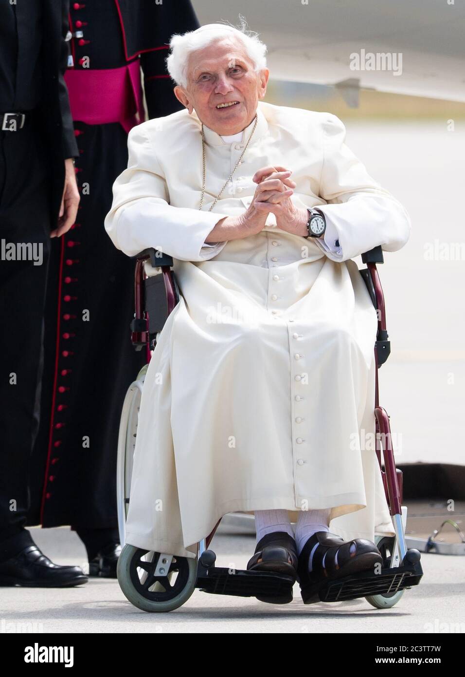 Le Pape émérite Benoît XVI de retour au Vatican, le 22 juin 2020 (Vidéo - 1 min)  Freising-allemagne-22-juin-2020-le-pape-benoit-xvi-arrive-a-l-aeroport-de-munich-pour-embarquer-dans-son-avion-le-pape-emerite-retourne-au-vatican-apres-sa-visite-de-quatre-jours-a-ratisbonne-l-ancien-pape-s-etait-subitement-rendu-chez-lui-le-18-06-2020-pour-rendre-visite-a-son-frere-de-96-ans-credit-sven-hoppe-dpa-pool-dpa-alay-live-news-2c3tt7w
