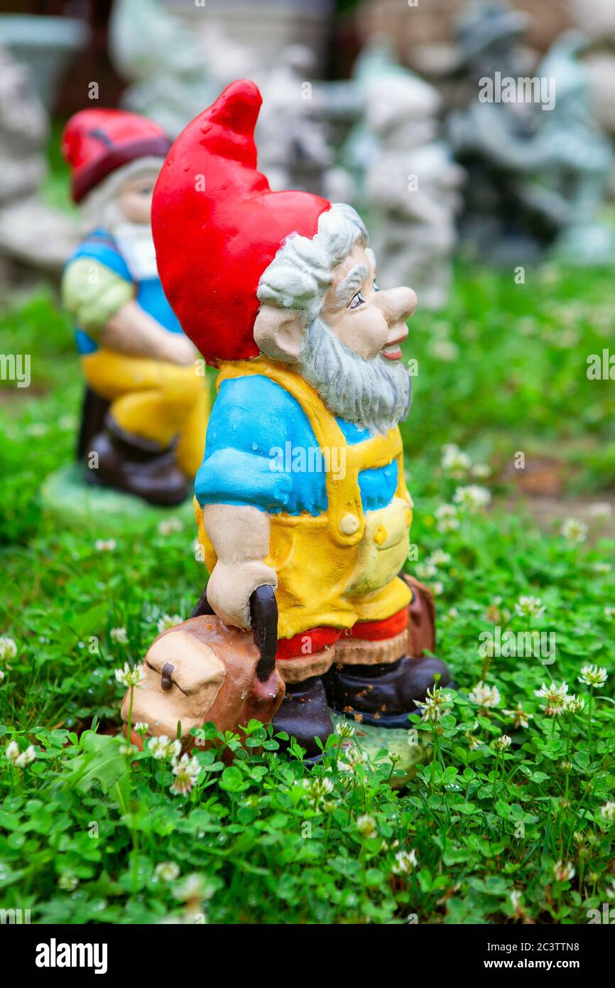 Statue de gnome de gypse , personnage de conte de fées scandinave Banque D'Images