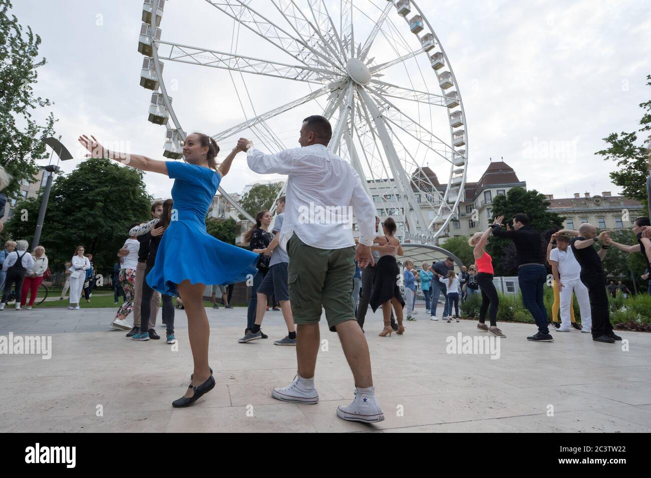 Budapest, Hongrie. 21 juin 2020. Les gens profitent d'une fête de danse sociale sur une place publique après la levée des restrictions COVID-19 dans le centre-ville de Budapest, en Hongrie, le 21 juin 2020. Crédit: Attila Volgyi/Xinhua/Alay Live News Banque D'Images