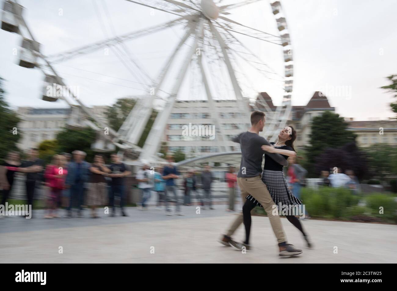 Budapest, Hongrie. 21 juin 2020. Les gens profitent d'une fête de danse sociale sur une place publique après la levée des restrictions COVID-19 dans le centre-ville de Budapest, en Hongrie, le 21 juin 2020. Crédit: Attila Volgyi/Xinhua/Alay Live News Banque D'Images