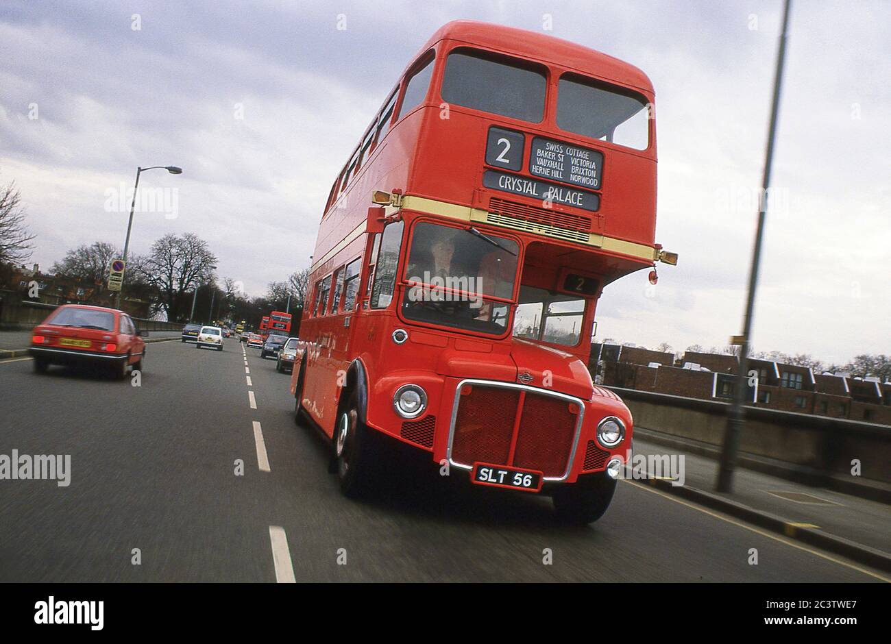 Routemaster London bus en service sur une route dans West London 1986 Banque D'Images