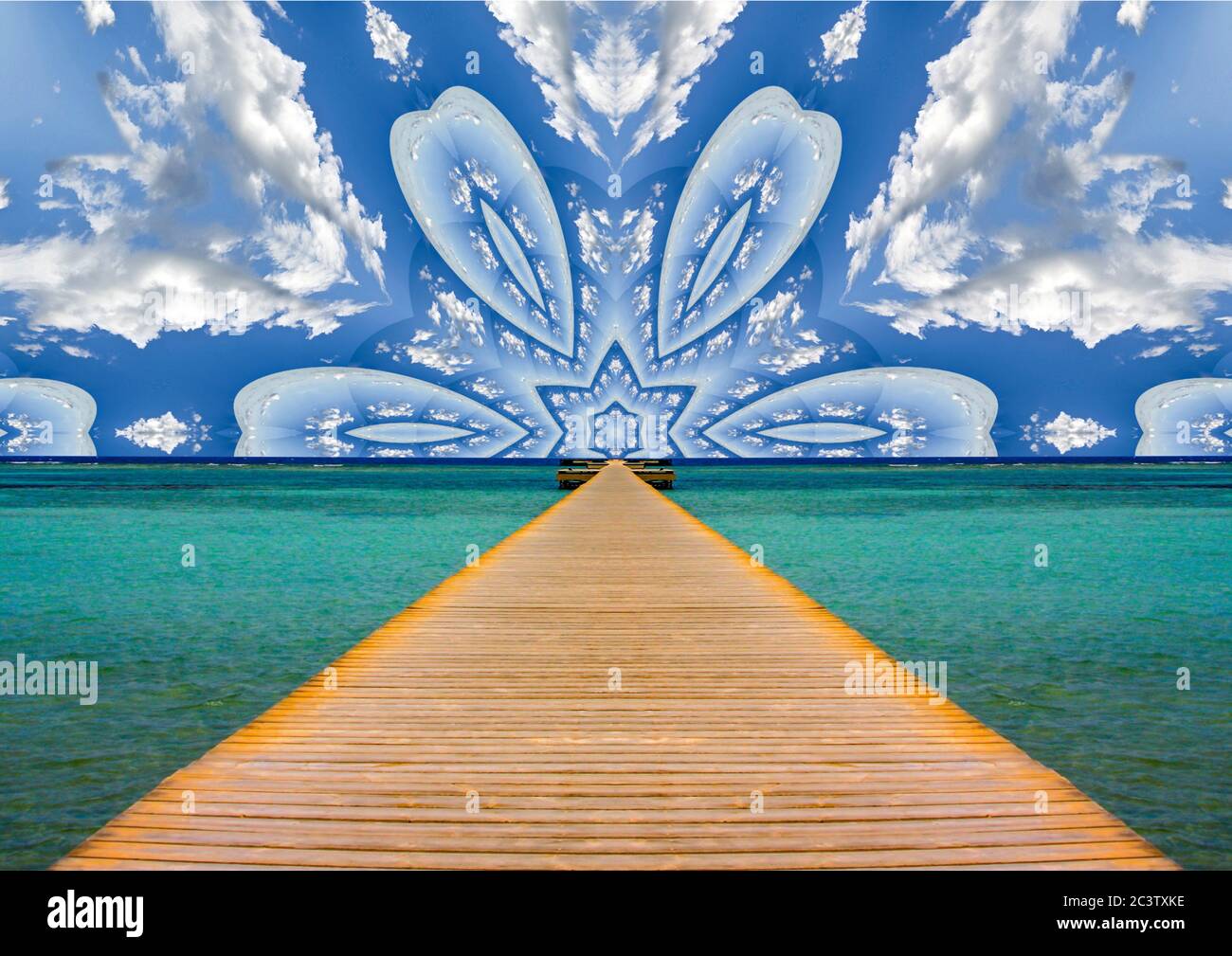 Pier s'étend dans la mer turquoise jusqu'aux nuages et l'infini au-delà. Banque D'Images