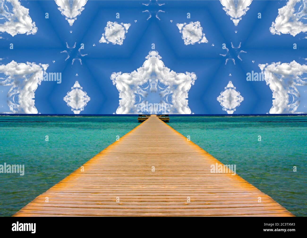 Pier s'étend dans la mer turquoise jusqu'aux nuages et l'infini au-delà. Banque D'Images