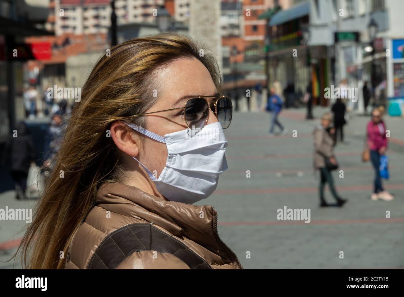 Femme portant un masque fait à la main pendant l'épidémie de coronavirus Banque D'Images