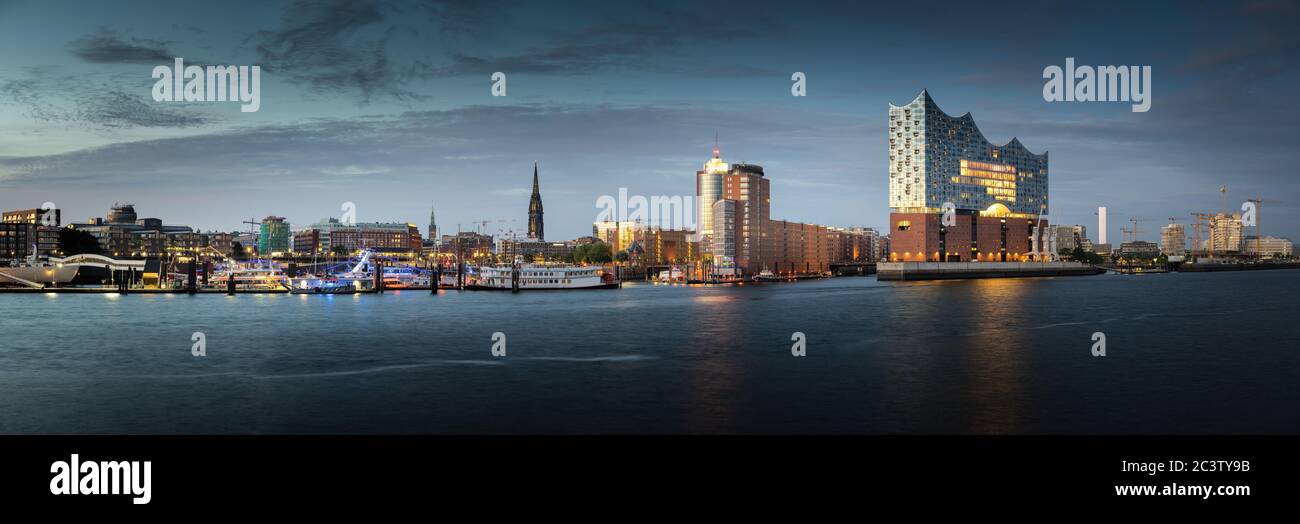 Panorama du port de Hambourg près de St. Pauli / Landungsbrücken Banque D'Images