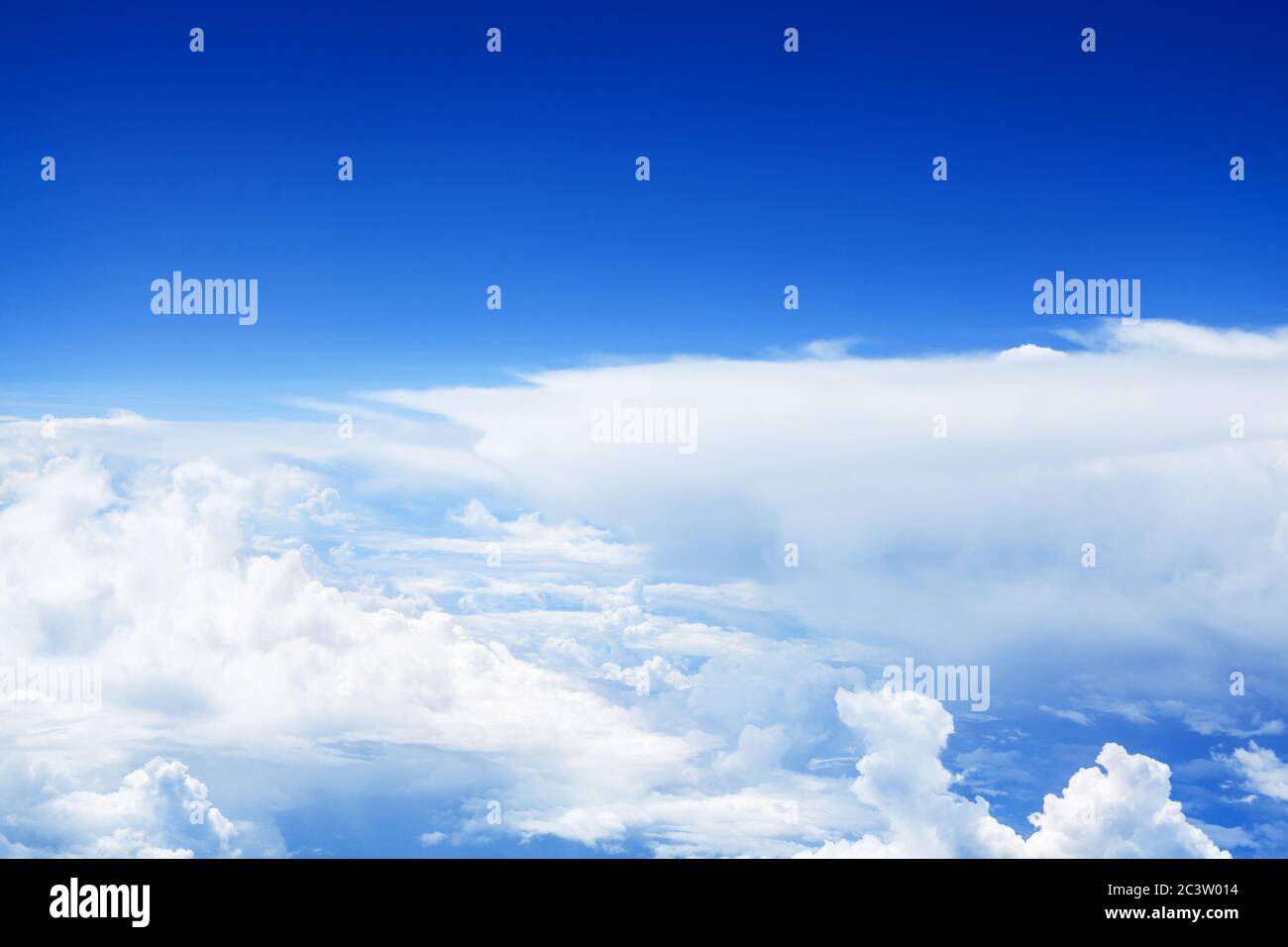 Nuages Cumulus Blancs Fond Ciel Bleu Clair Vue Panoramique Aerienne Du Paysage De Nuages Depuis L Avion Ciel Bleu Ciel Eleve Toile De Fond Texture De Nuage Moelleux Ciel Photo Stock Alamy