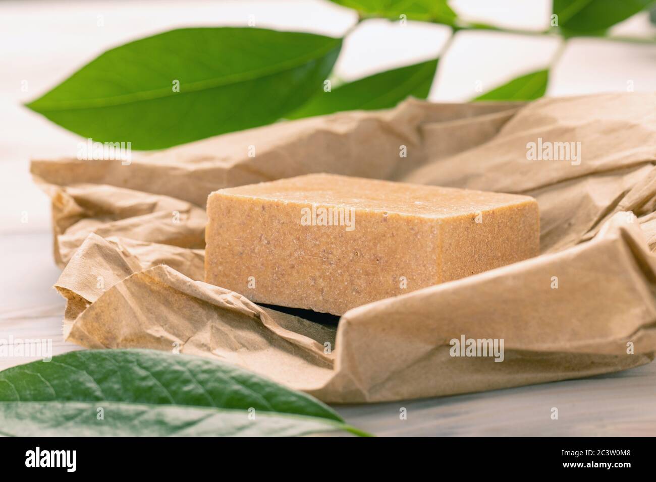 Savon naturel bio d'huile de Laurier de baie fait main d'Alep. Concept traditionnel de soins corporels et cosmétiques au savon daphné. Mise au point douce Banque D'Images