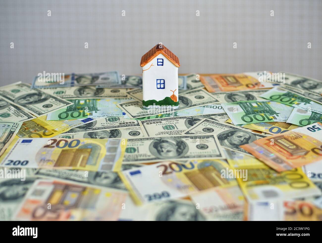 modèle de maison et d'argent sur table Banque D'Images