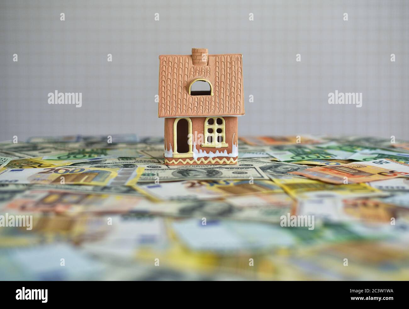 modèle de maison et d'argent sur table Banque D'Images