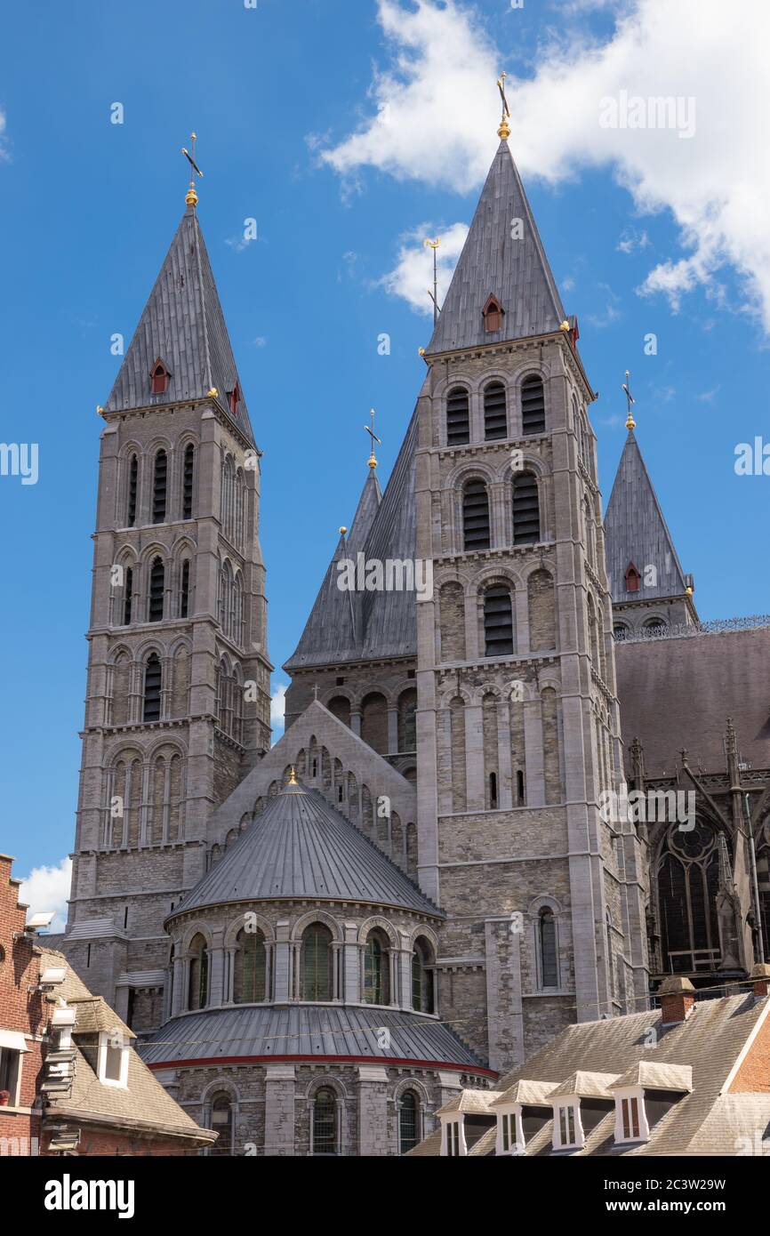 Vue sur le transept du sud avec plusieurs tours de la cathédrale de Tournai Banque D'Images