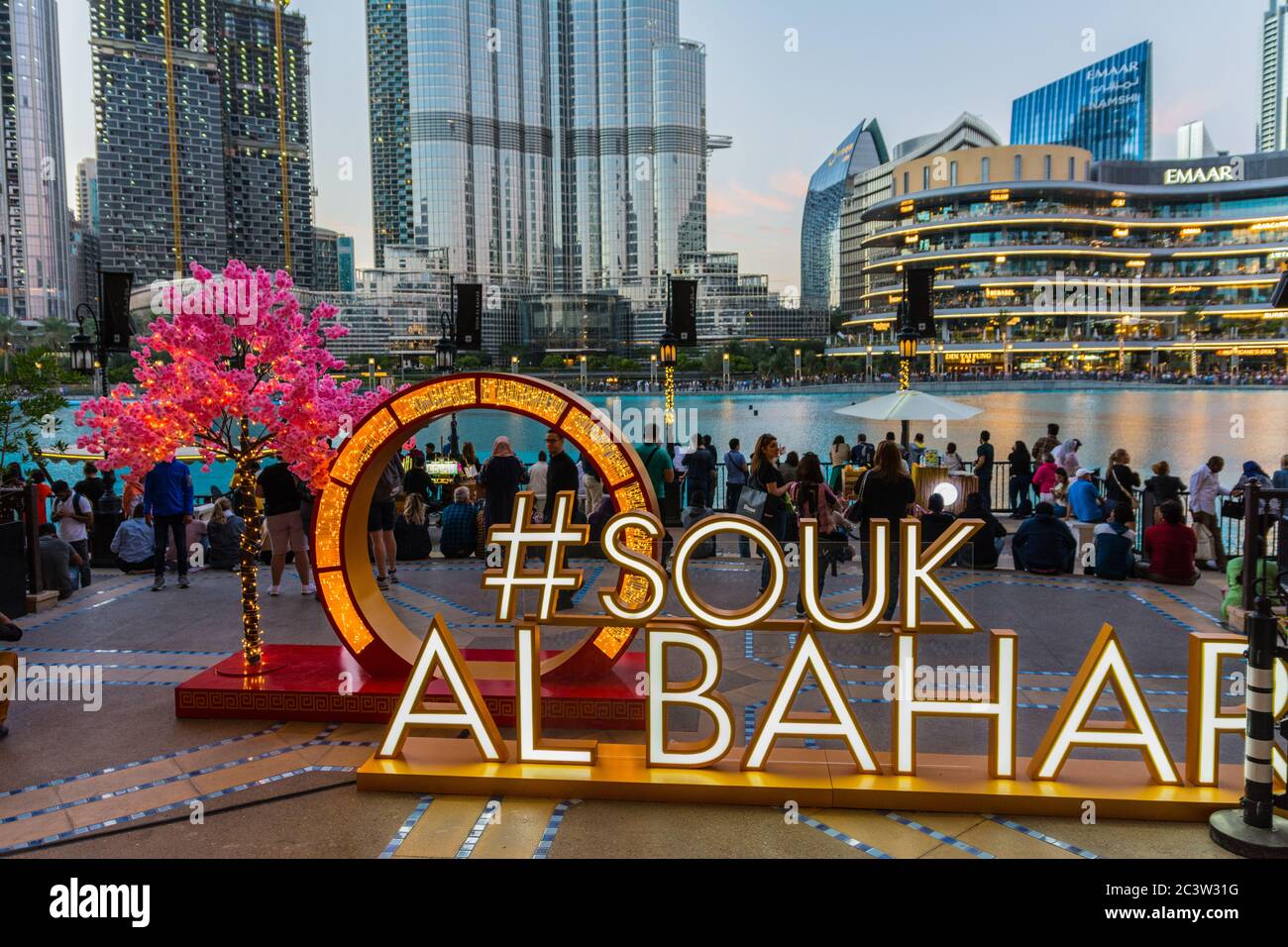 Dubaï, Émirats arabes Unis, 20 janvier 2020 : Dubaï Souk Al Bahar près de la tour Burj Khalifa Banque D'Images