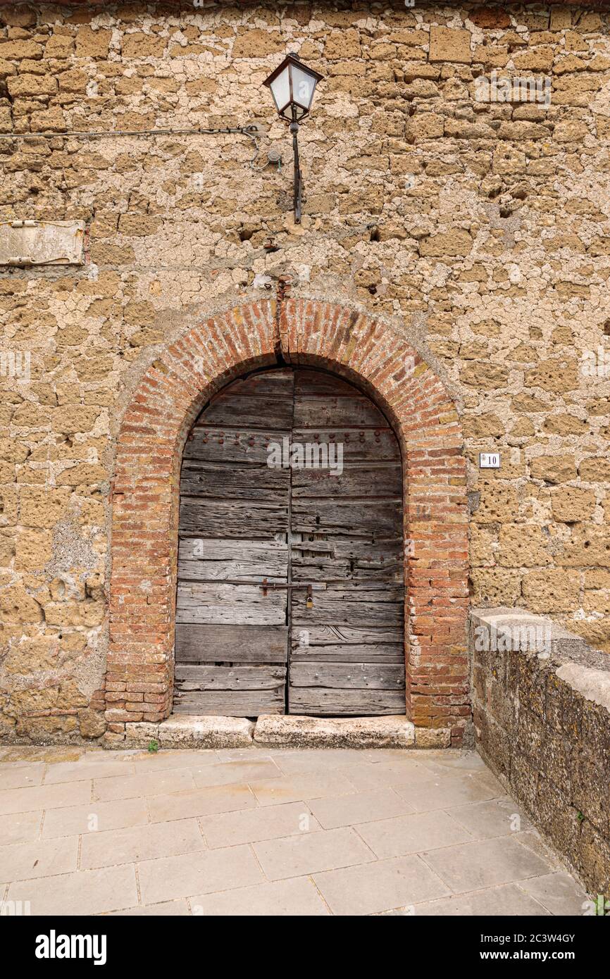 Vieilles portes en bois dans la ville médiévale de la colline de Sorano, Toscane, Italie Banque D'Images