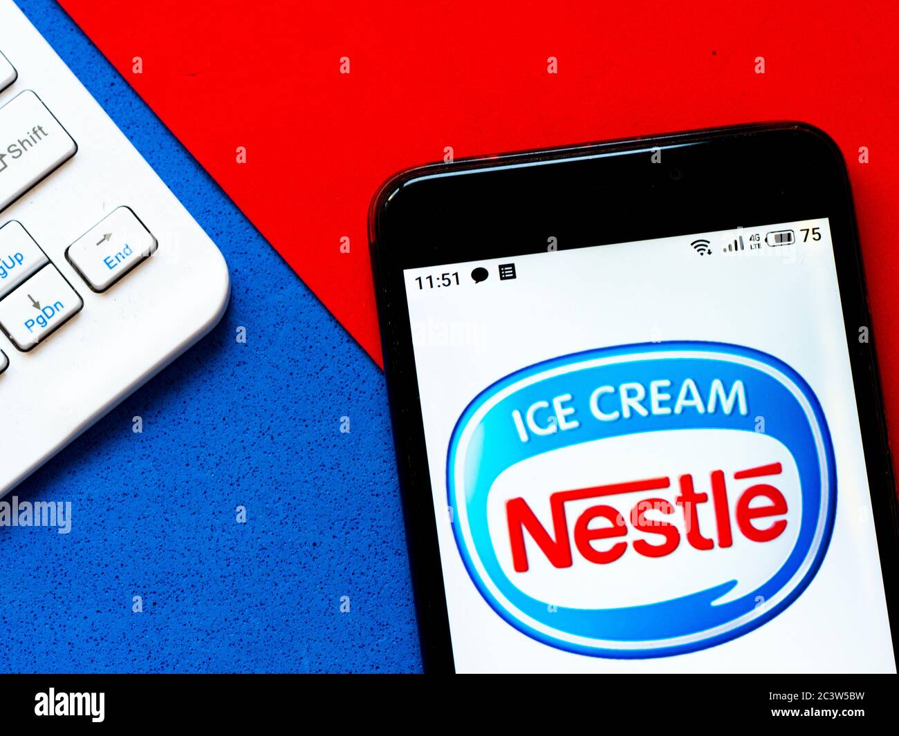 Sur cette photo, un logo Nestlé de crème glacée est visible sur un smartphone. Banque D'Images