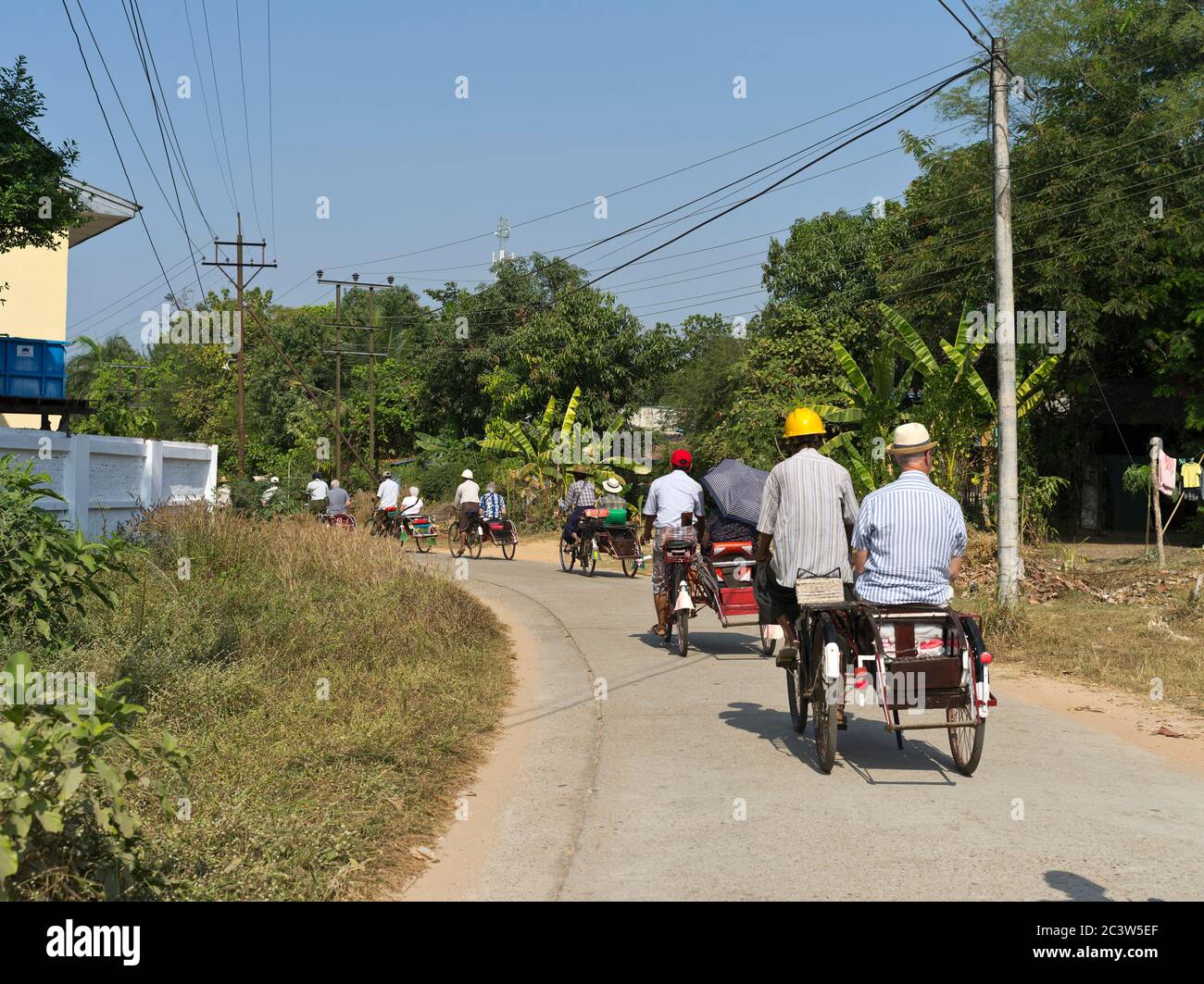 dh Thanlyin rangoon birmanie YANGON MYANMAR touristes trajet en trishaw local visite touristique personnes vacances asie pédicab vacanciers Banque D'Images