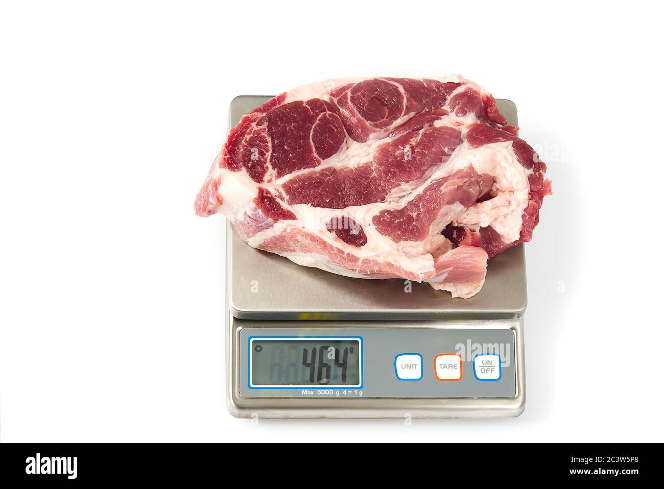 Steak de viande de porc cru sur l'échelle numérique, sur fond blanc. Banque D'Images