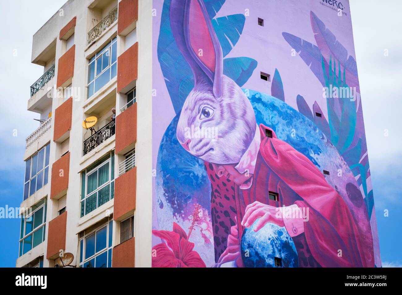 Maroc, Casablanca: Bâtiments et murale dans le boulevard Zerktouni. Murale représentant un lapin géant, oeuvre de l'artiste mexicain WERC Banque D'Images