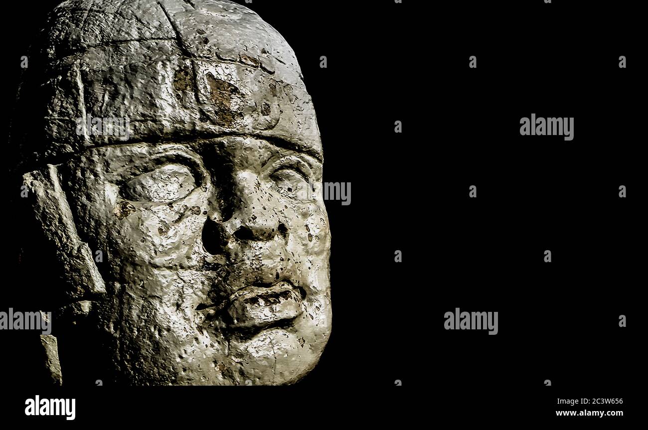 Sculpture de tête de culture mexicaine préhispanique sur fond noir Banque D'Images