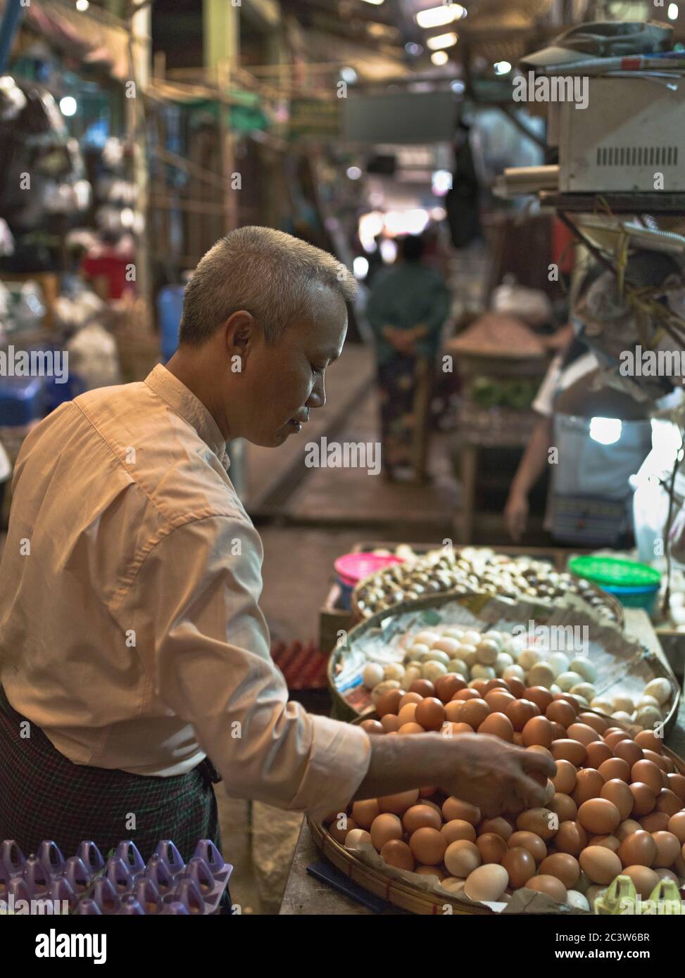 dh Thanlyin Myo Ma marché YANGON MYANMAR fournisseur birman local homme vendant des oeufs marchés décrochage oeuf vendeur personnes sud-est asiatique Banque D'Images