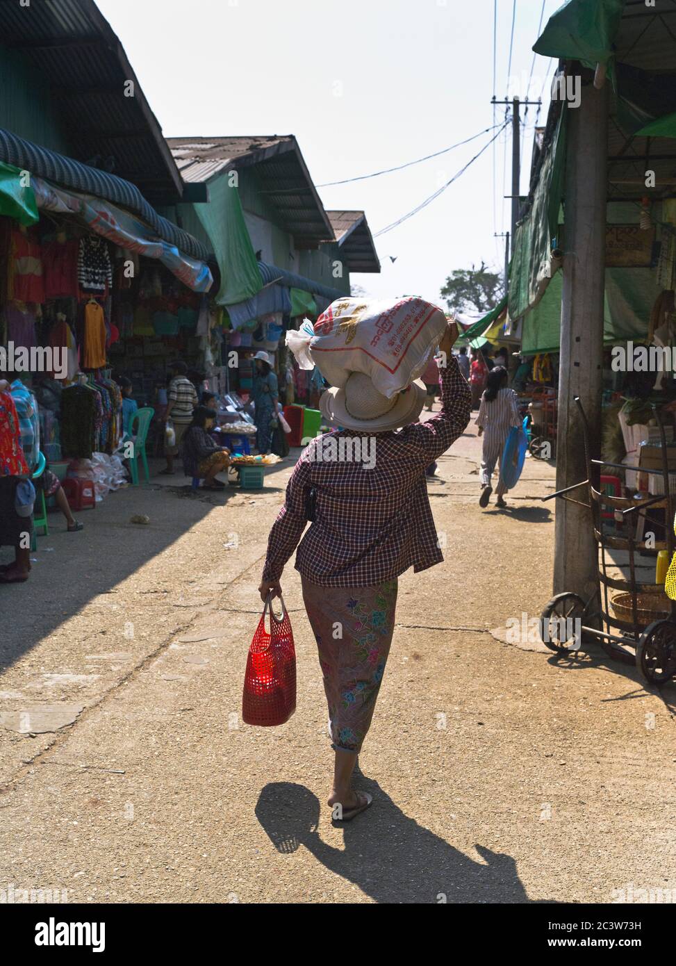 dh Thanlyin Myo Ma marché YANGON MYANMAR la femme birmane locale porter la charge sur sa tête marchés ruelle gens femmes rurales marché asiatique Banque D'Images