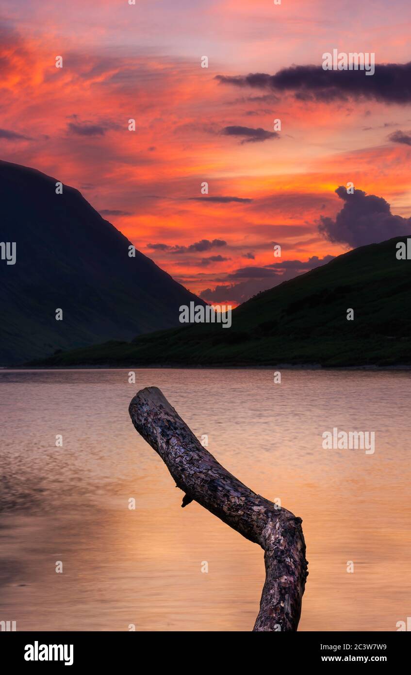 Coucher de soleil spectaculaire sur l'eau de Crummock dans Lake District, Cumbria, UK.paisible scène de paysage de soirée avec le ciel sur le feu sur le lac de montagne. Banque D'Images
