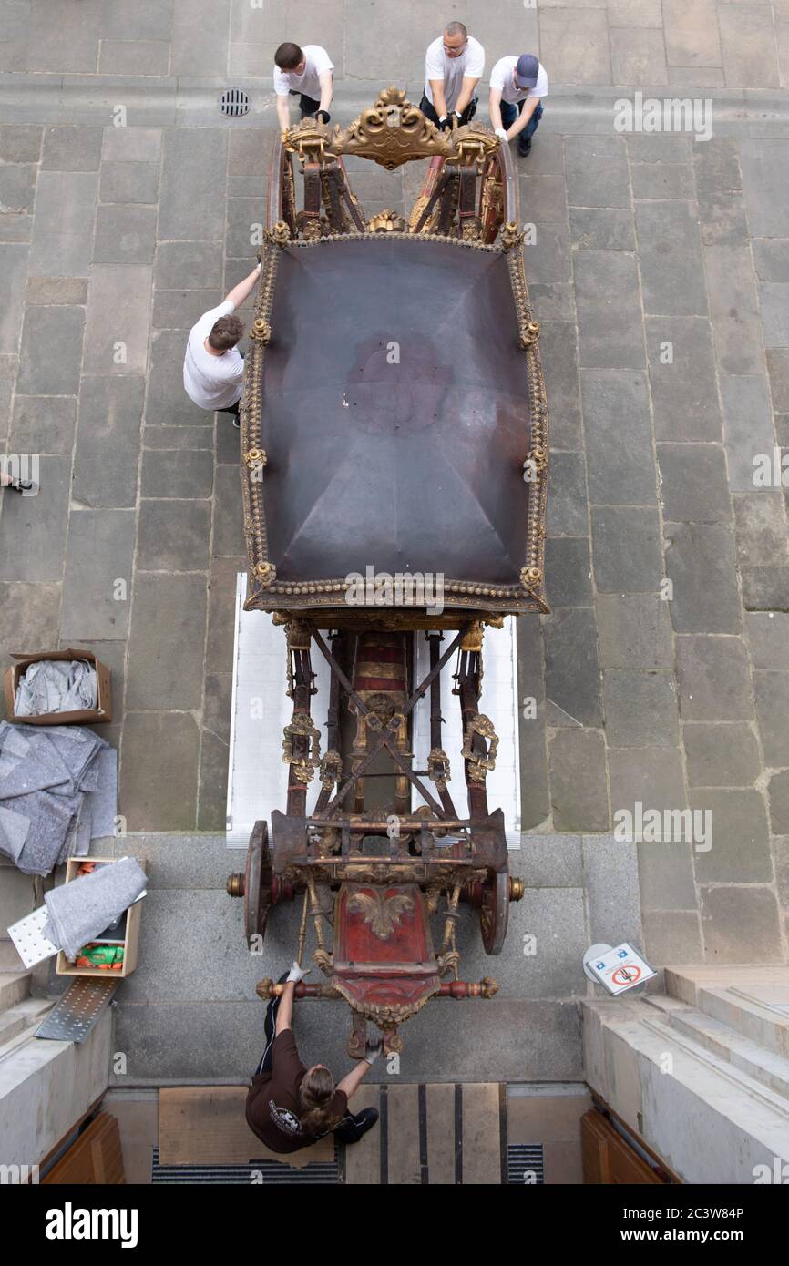 22 juin 2020, Saxe, Dresde: La magnifique calèche 'Grand Carrosse' du début du XVIIIe siècle est tirée dans la cour stable pour le transport du musée des transports. La calèche était un prêt du Musée de la calèche tchèque pour l'exposition déjà passée 'de magnifiques gondoles, de magnifiques calèches et de fientes de cheval. Sur le chemin du mariage du siècle en 1719'. Le transport de retour a été retardé de deux mois en raison de la fermeture de la frontière causée par Corona. Photo: Sebastian Kahnert/dpa-Zentralbild/ZB Banque D'Images