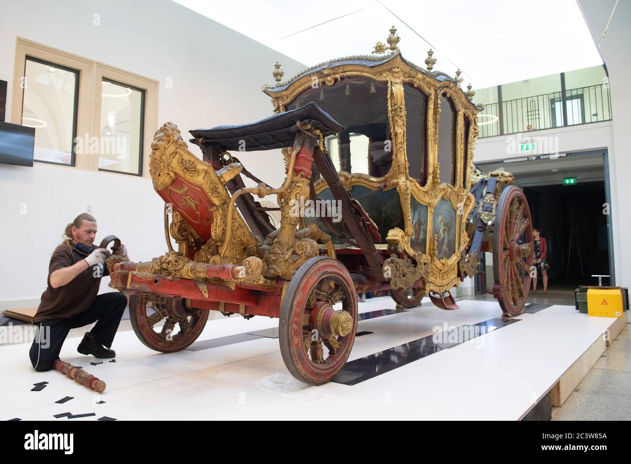 22 juin 2020, Saxe, Dresde: La magnifique calèche "Grand Carrosse" du début du XVIIIe siècle est prête pour le départ au Musée des transports. Le chariot était prêté par le Musée des carrosses tchèques pour l'exposition précédente 'de magnifiques gondoles, de magnifiques calèches et de fientes de cheval. Sur le chemin du mariage du siècle en 1719'. Le transport de retour a été retardé de deux mois en raison de la fermeture de la frontière causée par Corona. Photo: Sebastian Kahnert/dpa-Zentralbild/ZB Banque D'Images