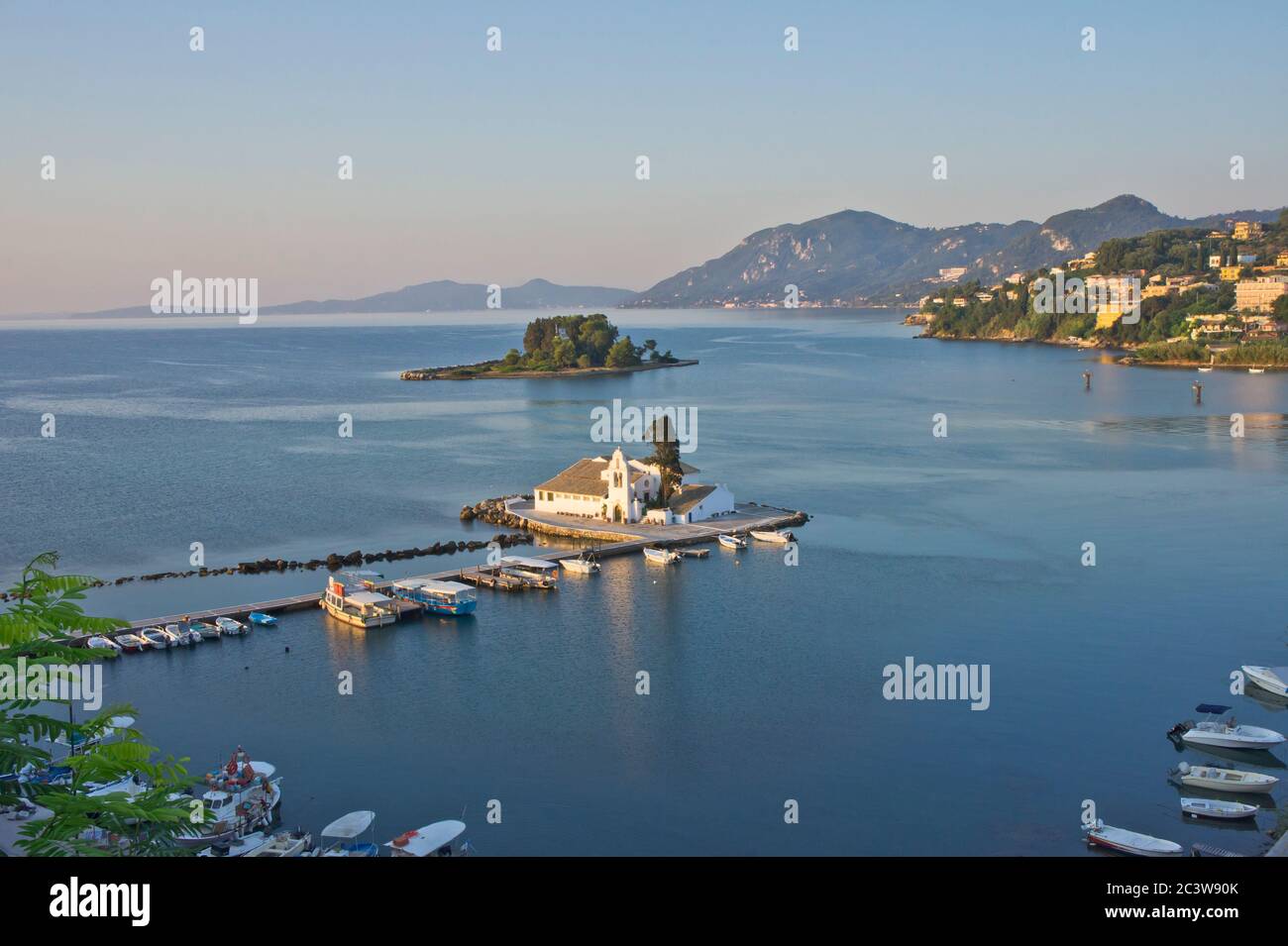 Vlacherna, ancienne église dans une petite île, Corfou, Kerkyra, Grèce Banque D'Images