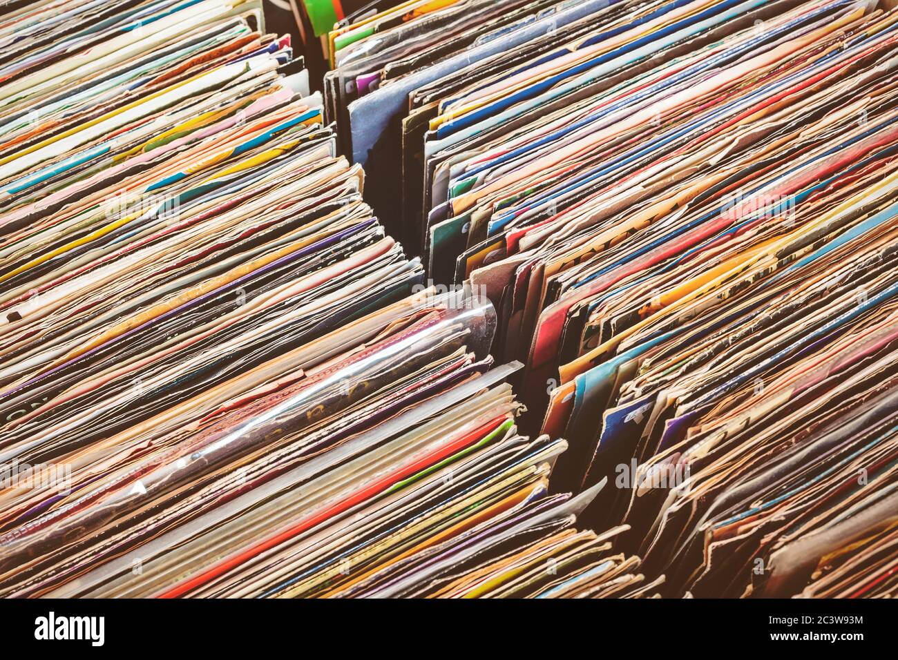 Image style rétro de boîtes avec platine vinyl records sur un marché aux puces Banque D'Images