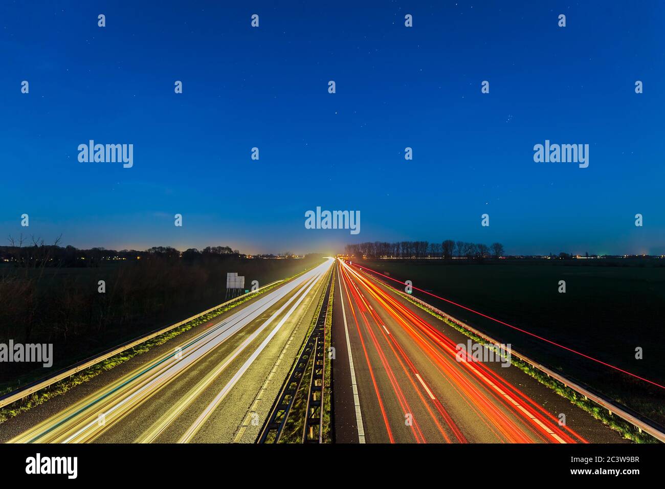 Vue nocturne de l'autoroute entre les villes néerlandaises d'Arnhem et de Doesburg Banque D'Images