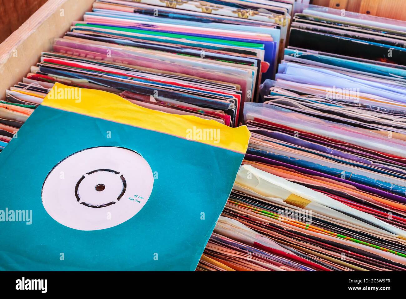 Disques de plateau tournant en vinyle vintage sur un marché de fuite Banque D'Images