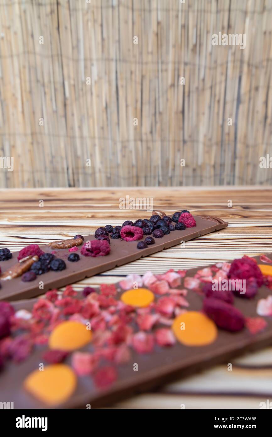 différents types de chocolat avec fruits séchés sur une planche en bois Banque D'Images
