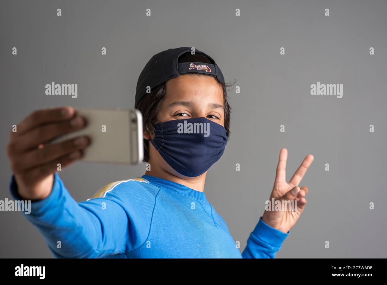 Adolescent, prenant des selfies portant un masque facial Banque D'Images