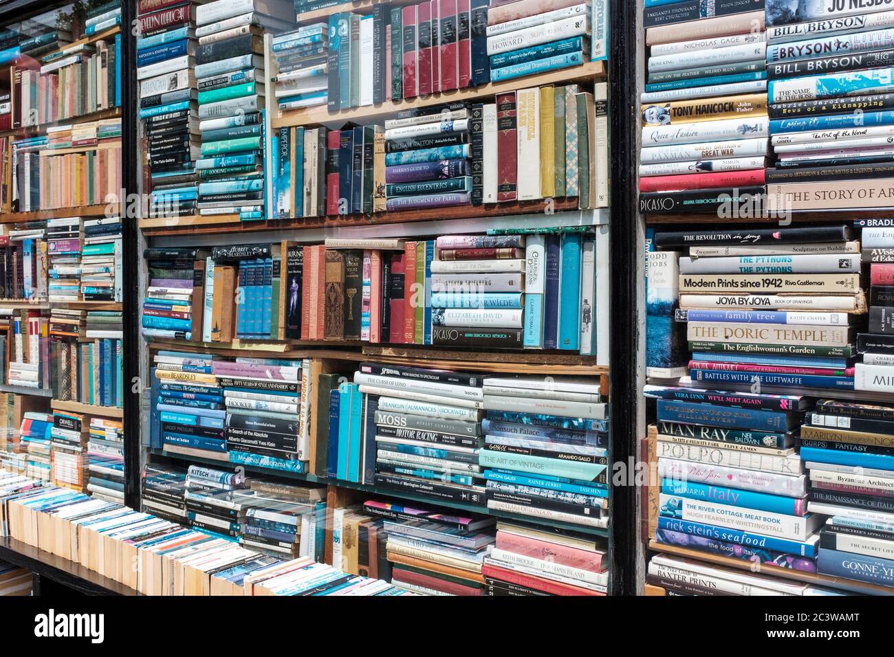 Londres, Royaume-Uni- étagères empilées avec des livres dans la librairie antique, Banque D'Images