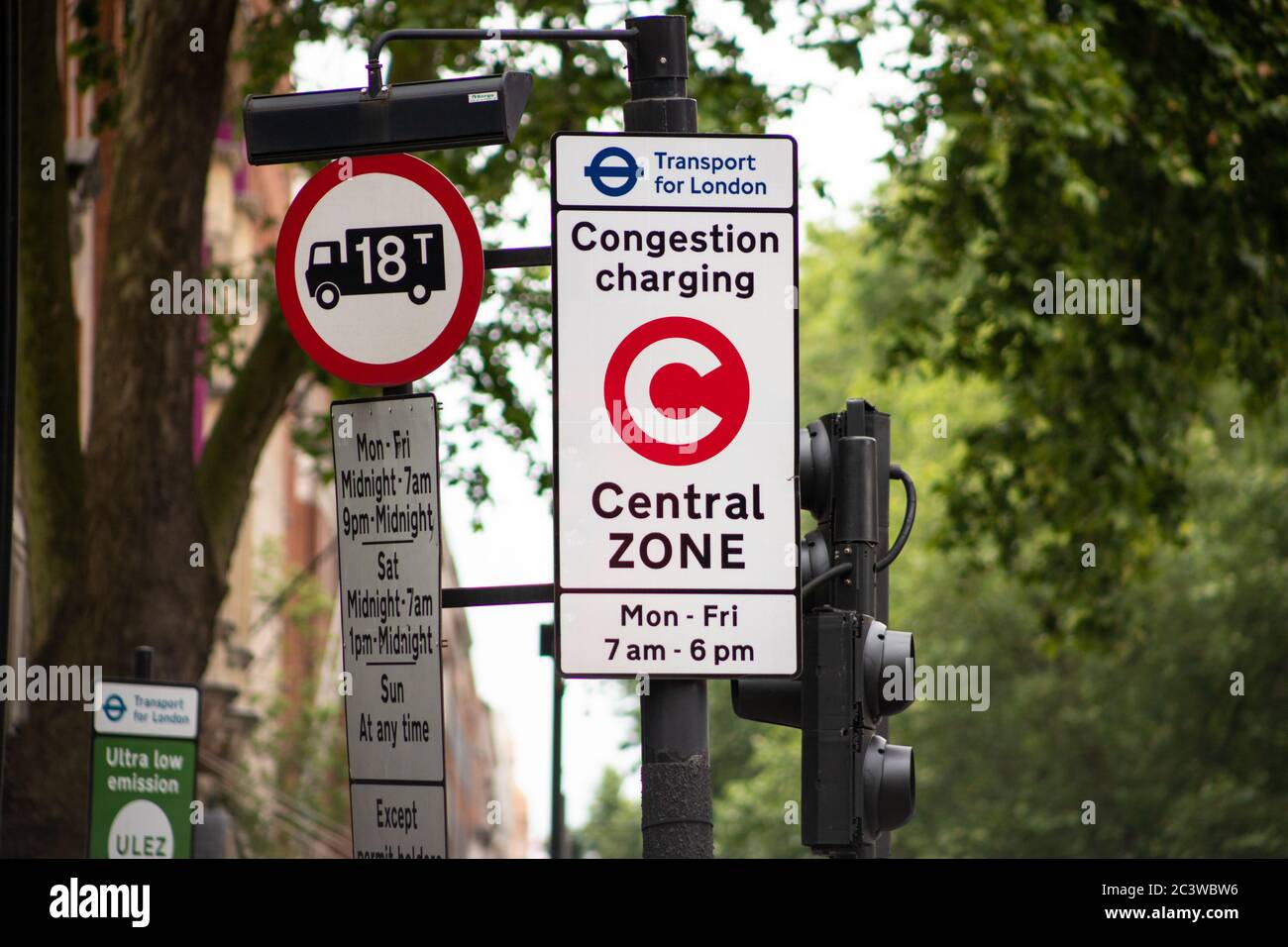 Panneaux indiquant les frais de congestion sur Euston Road Banque D'Images