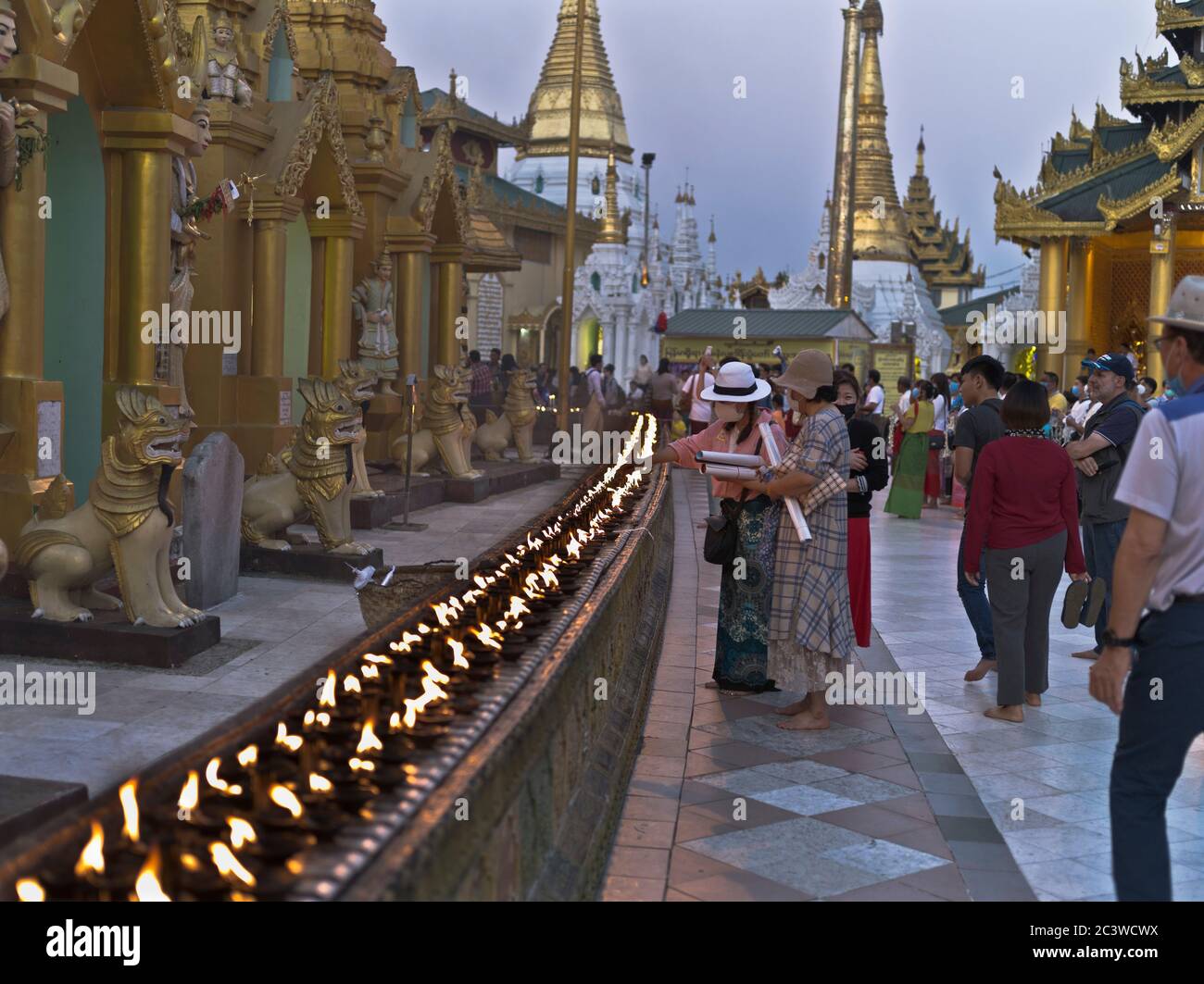 dh Shwedagon Pagode temple YANGON MYANMAR ASIE temples bouddhistes touristes bougie éclairage personnes bougies touristes rituels cérémonie lumière traditionnelle Banque D'Images