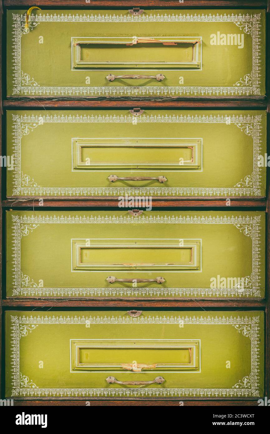 Tiroirs décoratifs verticaux vintage verts avec étiquettes vides Banque D'Images