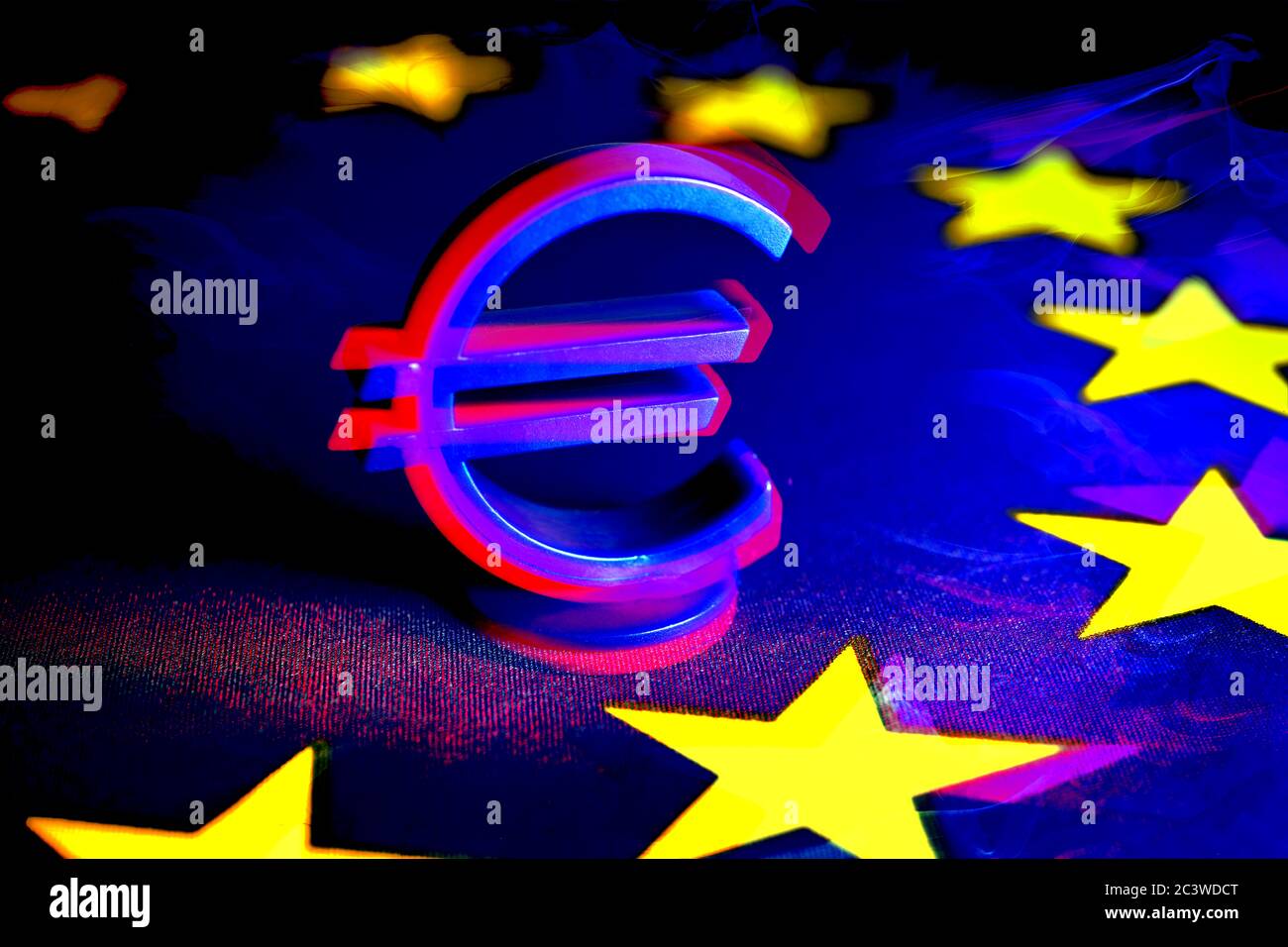 Euro signe sur le drapeau de l'UE, le Fonds de reconstruction de l'UE et l'aide de l'UE, Eurozeichen auf eu-Fahne, eu-Wiederaufbaufonds und eu-Hilfen Banque D'Images