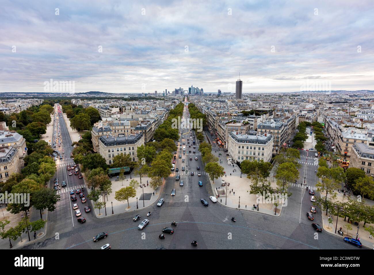 Vue sur les champs Elysées en direction de la Défense depuis le sommet de l'Arc de Triomphe, Paris, France Banque D'Images