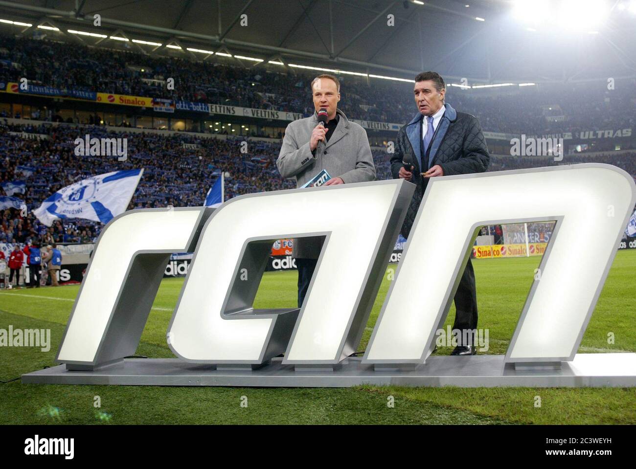 Eat, Allemagne. 2003 janvier 18.01.2003. FILO Fussball saison 2002/2003 1.Bundesliga jeu d'adieu pour OLAF Thon FC Schalke 04 - FC Bayern Munich 0: 1 RAN modérateur Oliver Welke et Manager Rudi Assauer face logo Copyright by firo sportphoto: Dickmannstr. 2-4 45143 Essen E-Mail: mail@firosportphoto.de Tél.:0201/629355 Fax.:0201/629374 (Volksbank Bochum Witten): Code bancaire: 430 601 29 compte: 341 117 100 | usage dans le monde crédit: dpa/Alay Live News Banque D'Images