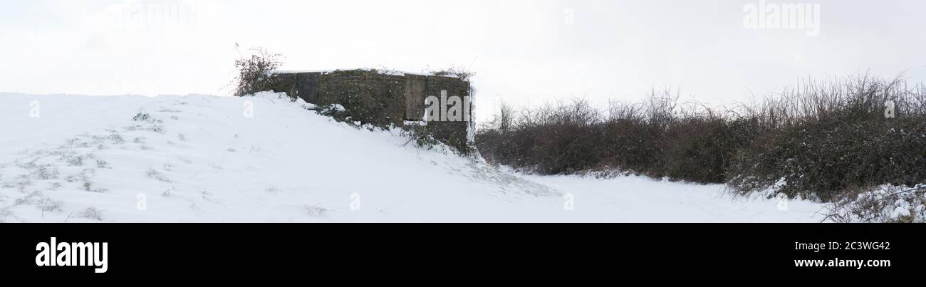 Une guerre mondiale deux bunker de type 24 de GHQ. Se tient prêt, comme dans les conditions de temps de guerre protégées par le terrain. Pendant un blizzard d'hiver de la tempête Emma. Banque D'Images