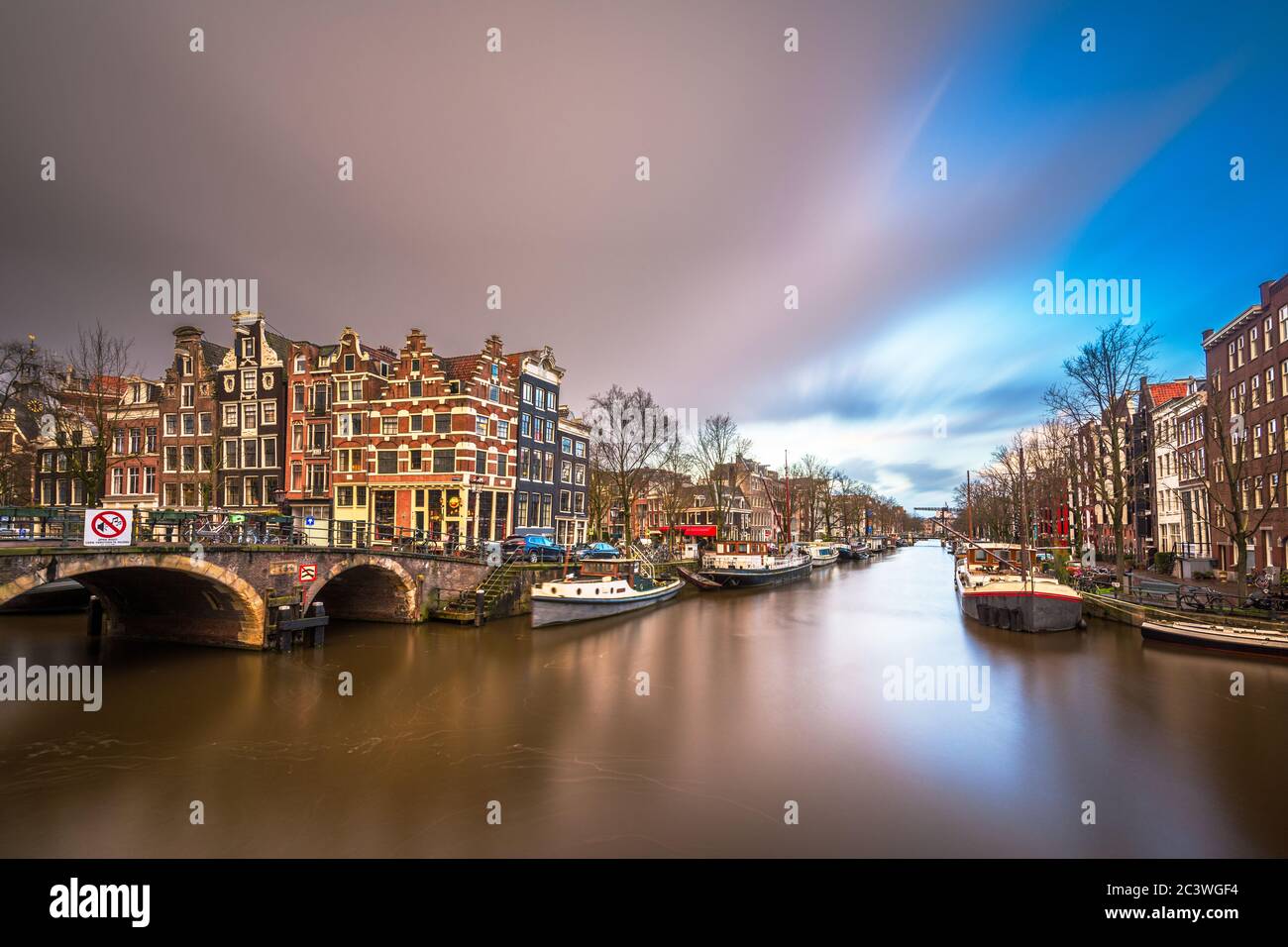 Amsterdam, Pays-Bas ponts et canaux au crépuscule. Banque D'Images