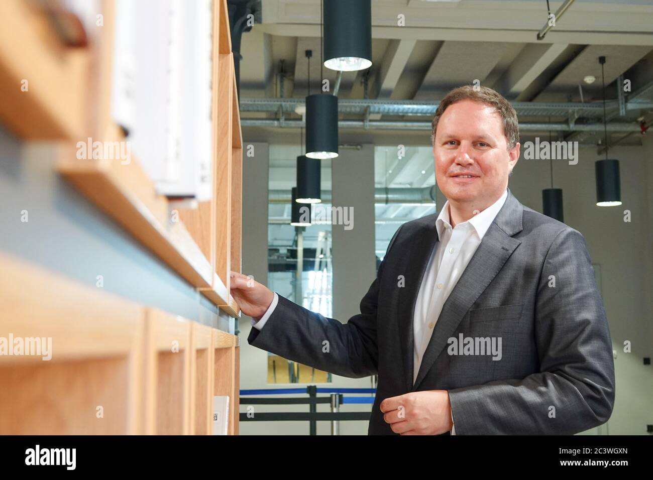 Hambourg, Allemagne. 22 juin 2020. Le sénateur de la Culture Carsten Brosda (SPD) se trouve dans une bibliothèque au rez-de-chaussée rénové de la bibliothèque centrale de Hambourg. Après plusieurs mois de rénovation, le niveau d'entrée de la bibliothèque est entièrement rénové. La modernisation a coûté environ 1.7 millions d'euros. Credit: Jonas Klüter/dpa/Alay Live News Banque D'Images