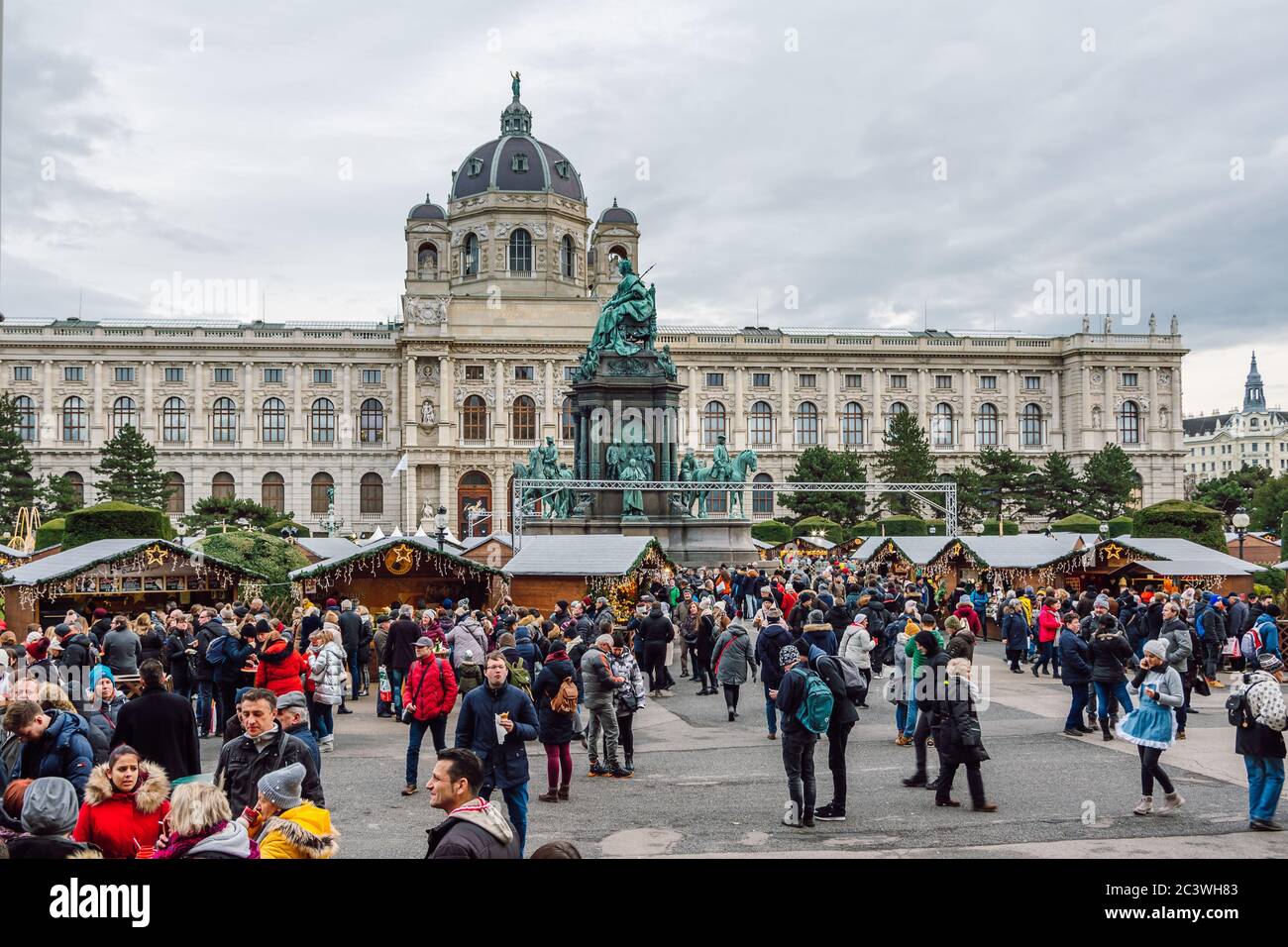 Marché de Noël sur Maria-Theresien-Platz en arrière-plan se trouve le bâtiment du musée d'histoire de l'art, Vienne, Autriche. Banque D'Images