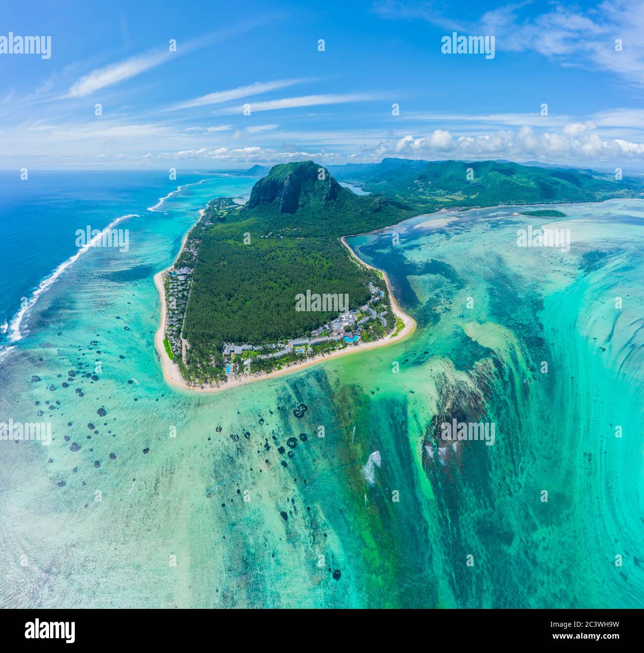 Vue aérienne de l'île Maurice et du célèbre mont le Morne Brabant, magnifique lagon bleu et chute d'eau sous-marine Banque D'Images