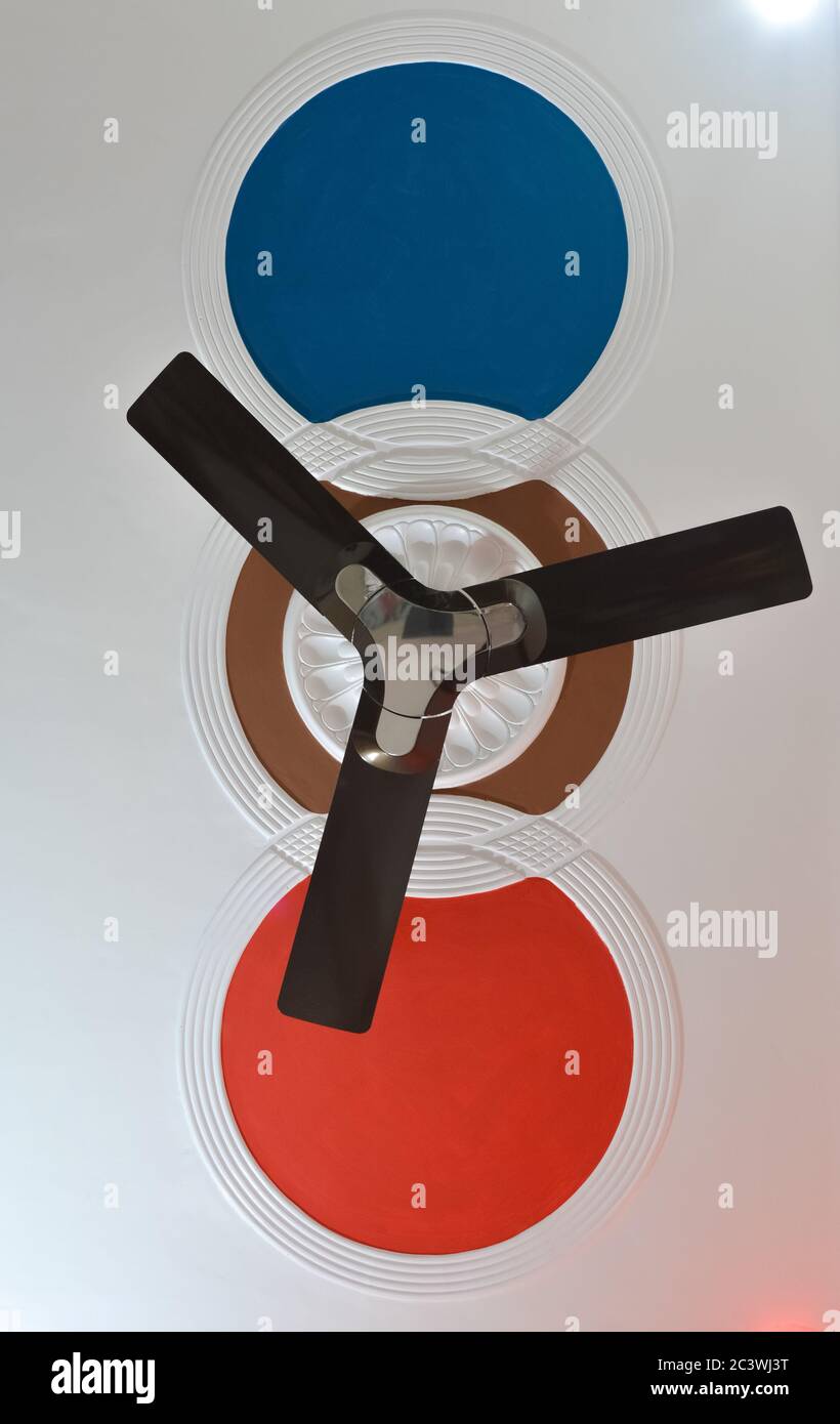 Photo du ventilateur de plafond électrique dans le salon Banque D'Images