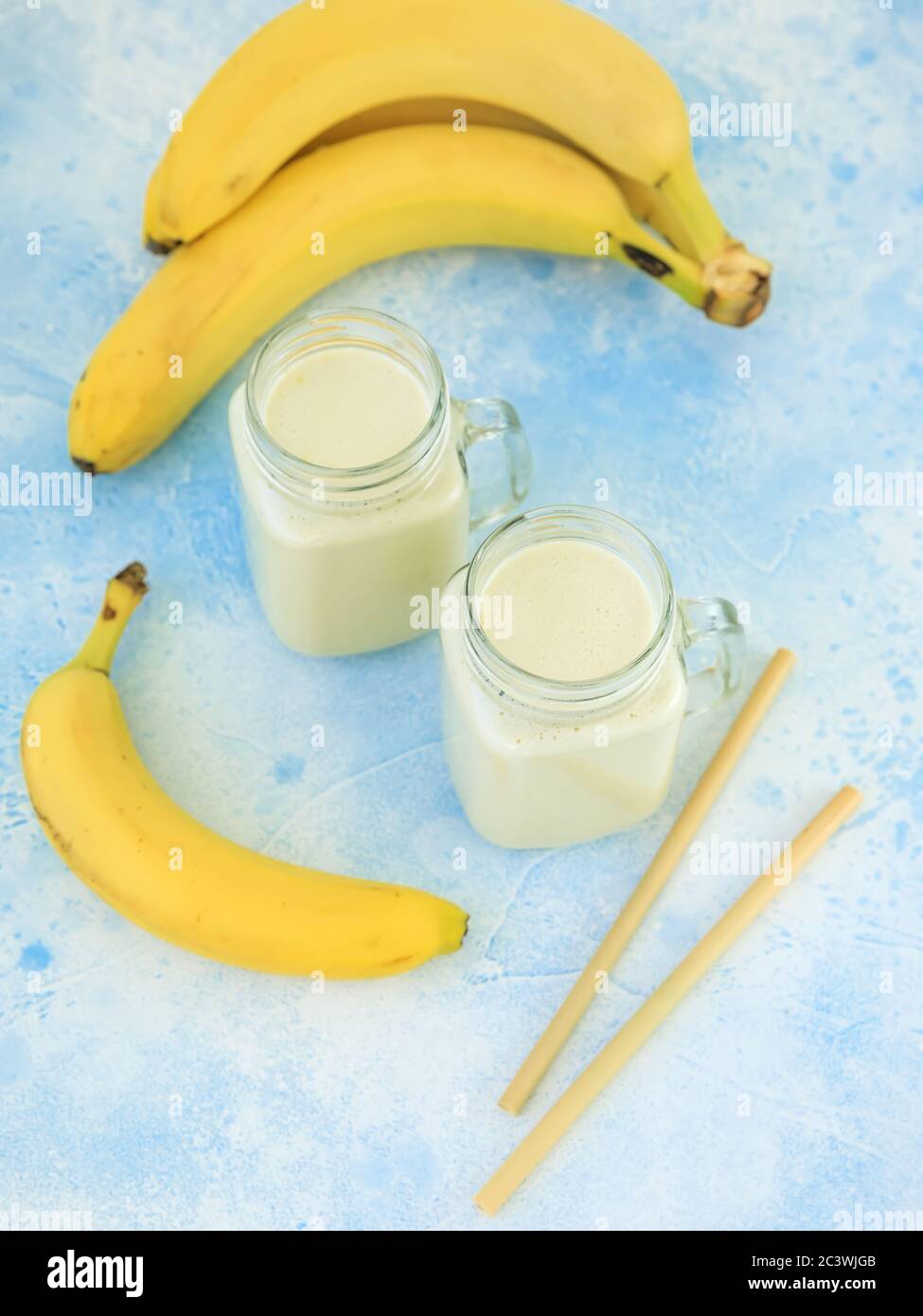 Yaourt à la banane ou smoothie avec fruits à la banane, nourriture végétarienne, régime alimentaire et concept sain Banque D'Images