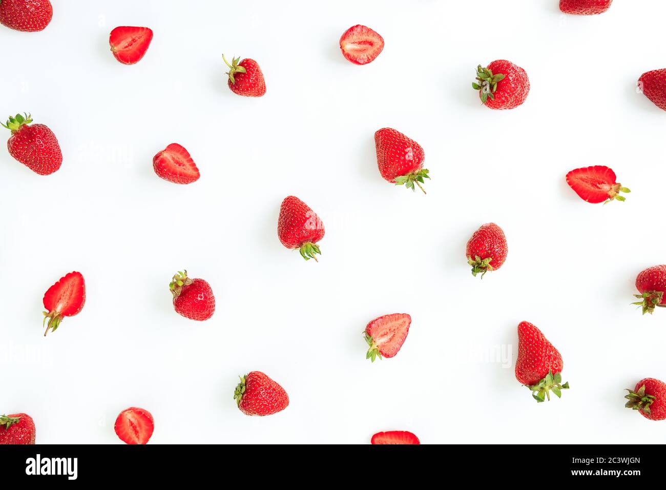 Motif fraise frais sur fond blanc. Pose à plat. Vue de dessus. Baies sucrées d'été Banque D'Images